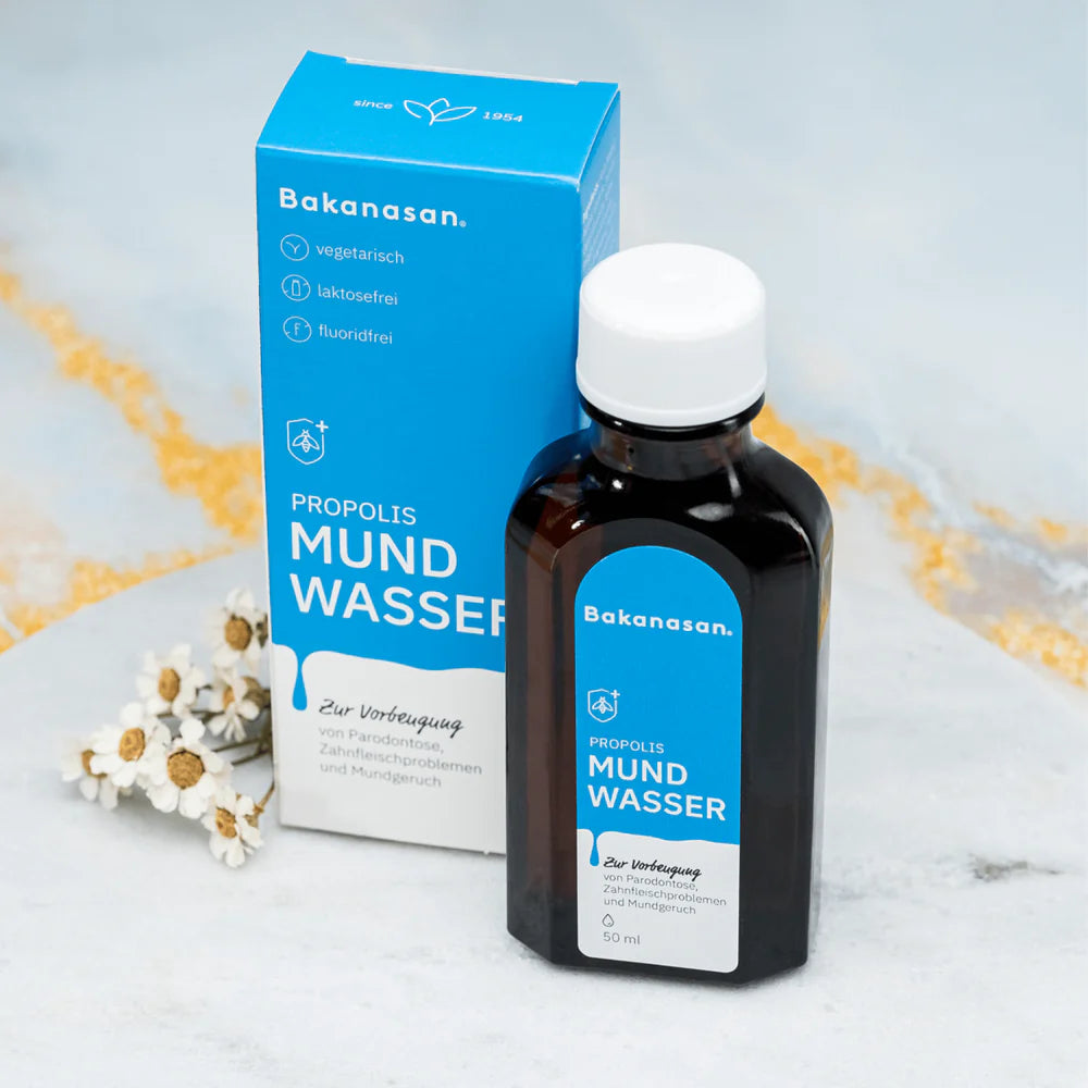 Bakanasan Propolis Mundwasser mit Verpackung und Kamilleblüten – natürliche Mundpflege