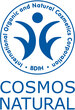 Rundes blaues BDIH-Siegel für kontrollierte Naturkosmetik mit stilisierter Figur, umringt von der Aufschrift „International Organic and Natural Cosmetics Corporation“, darunter der Schriftzug „COSMOS NATURAL“.