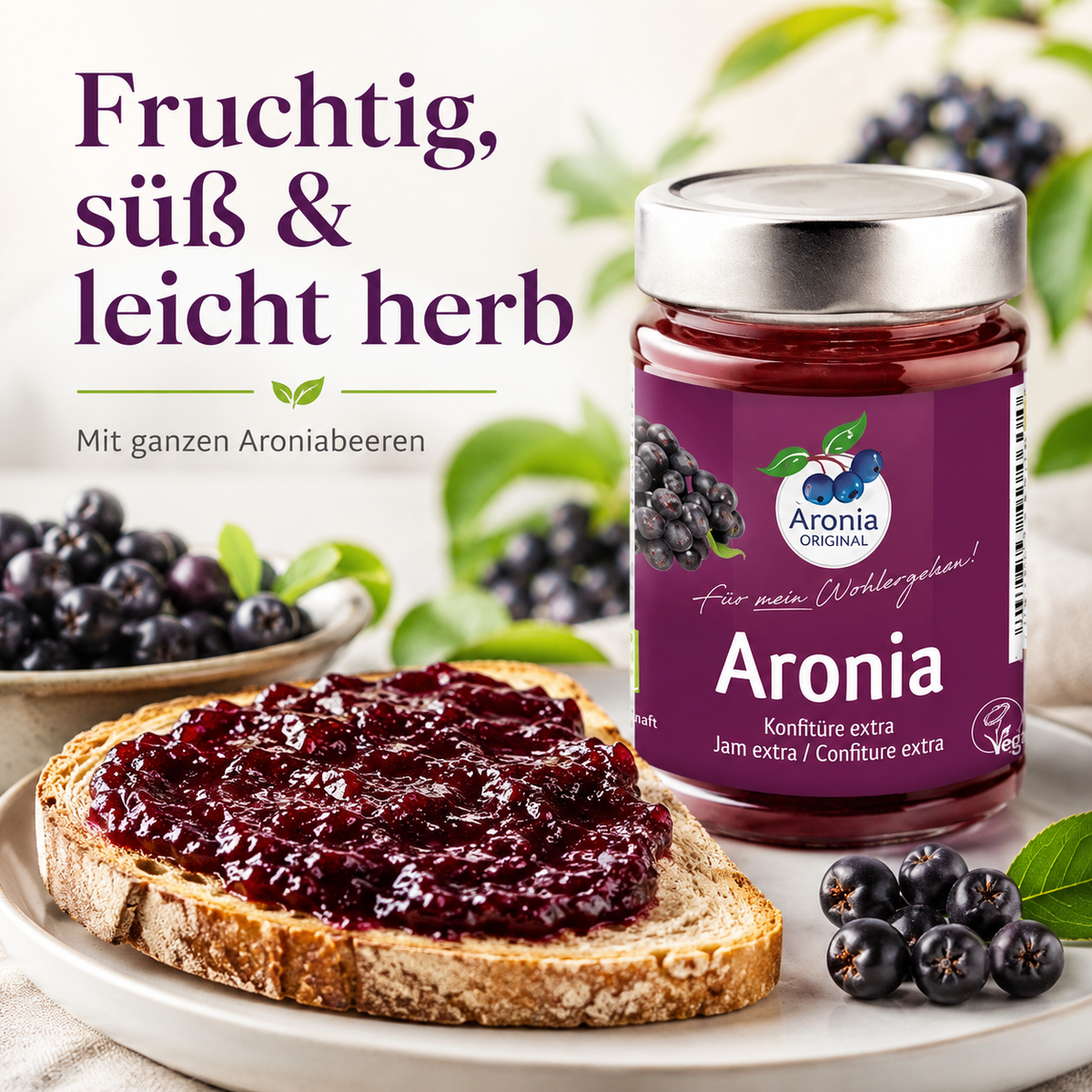 Bio Aronia Konfitüre extra mit ganzen Aroniabeeren als fruchtiger Brotaufstrich