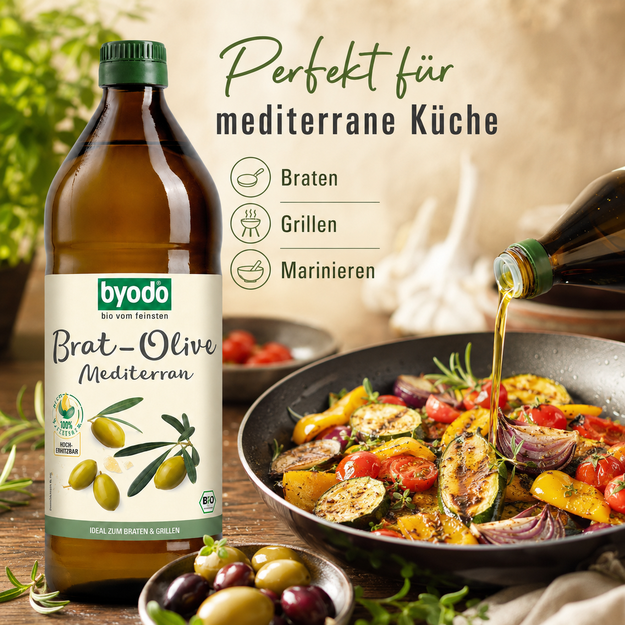 Byodo Brat-Olive Mediterran neben einer Pfanne mit mediterranem Gemüse zum Braten, Grillen und Marinieren