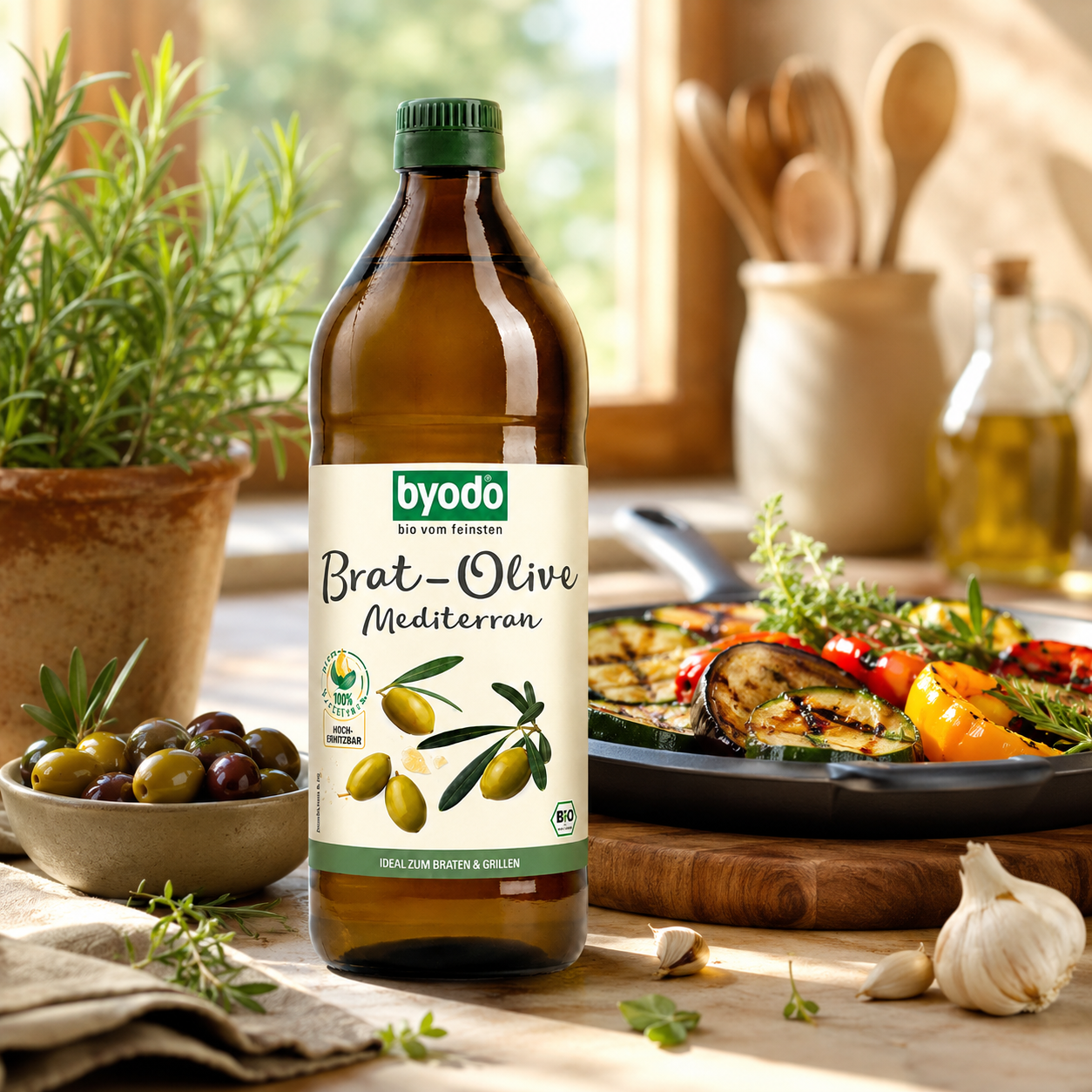 Byodo Brat-Olive Mediterran in einer mediterranen Küche mit gegrilltem Gemüse, Oliven und Kräutern