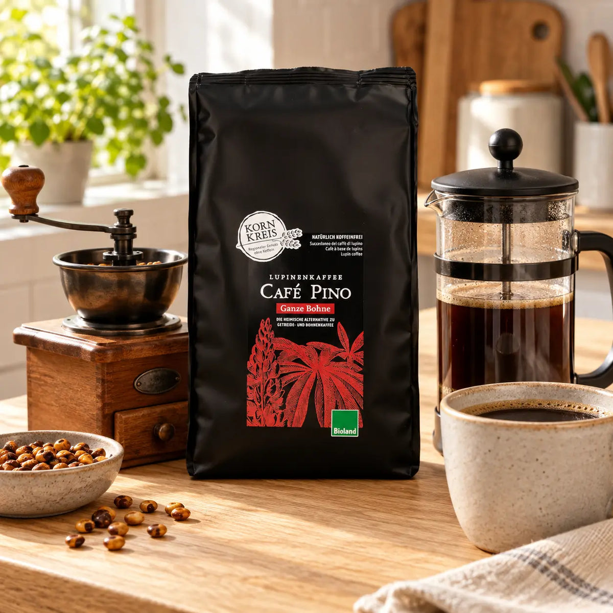 Café Pino Lupinenkaffee neben Handmühle, French Press und einer Tasse Lupinenkaffee