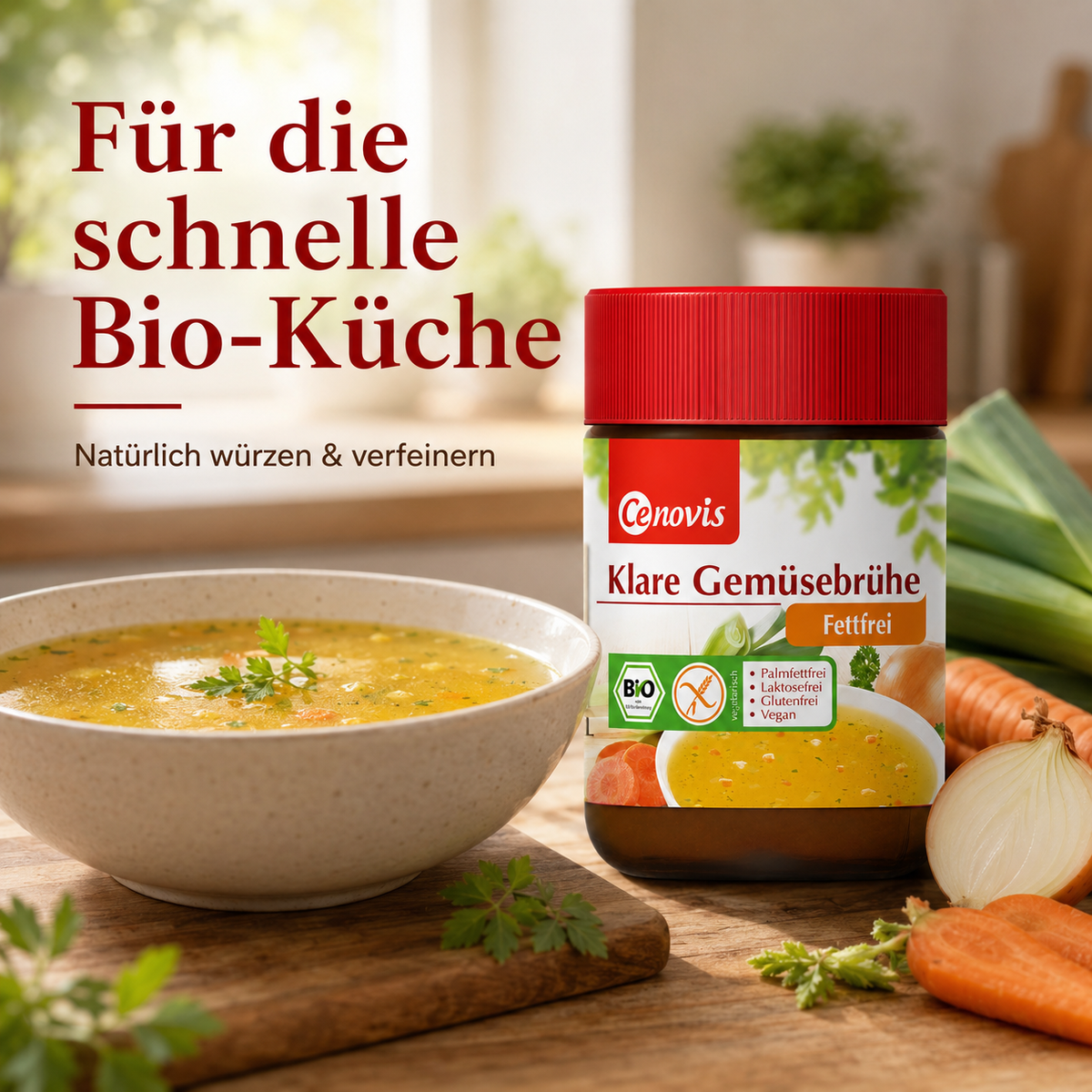 Cenovis Klare Bio-Gemüsebrühe neben einer Schale Brühe und frischem Gemüse in der Küche