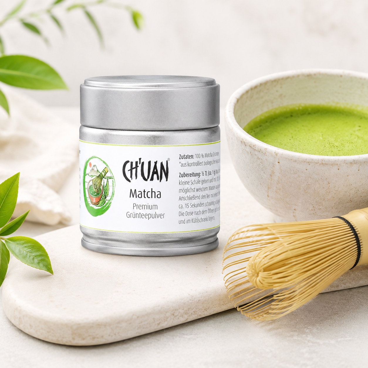 CH'UAN Matcha bio mit zubereitetem Matcha in einer Schale und Bambusbesen
