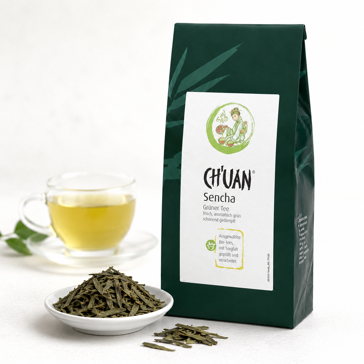 CH'UAN Sencha Grüner Tee mit losen Sencha Teeblättern und aufgebrühter Tasse Grüntee