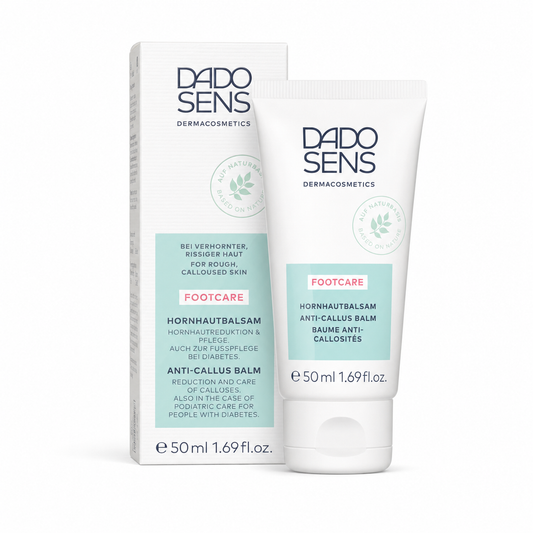 DADO SENS FOOTCARE Hornhautbalsam 50 ml mit Tube und Faltschachtel auf weißem Hintergrund