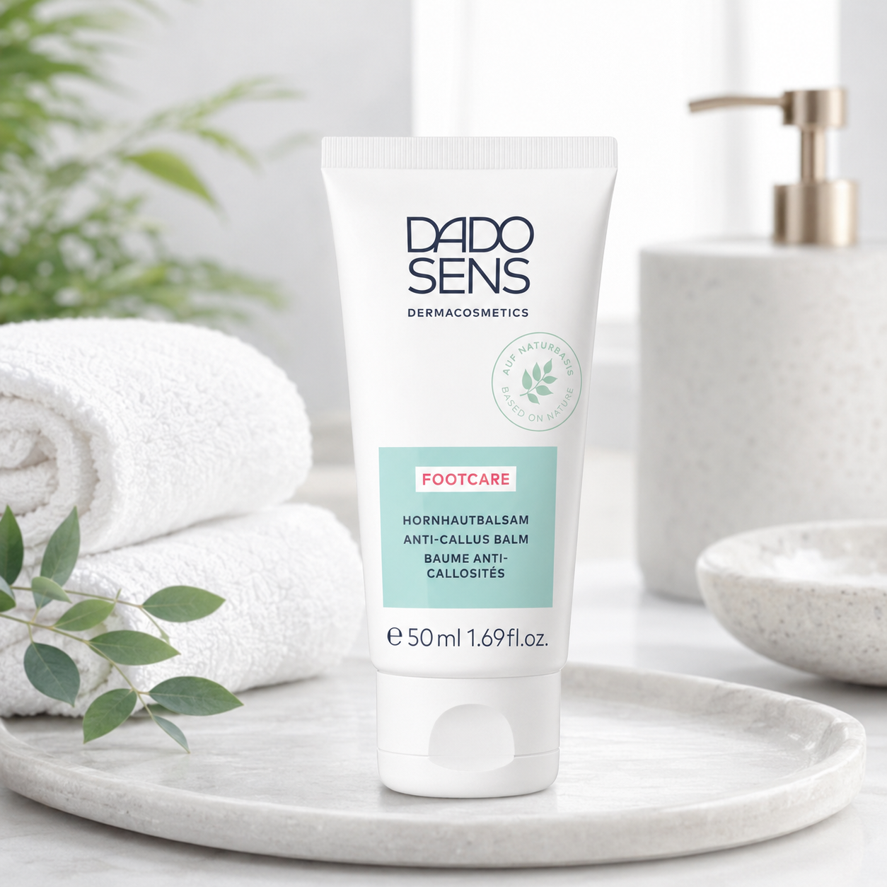 DADO SENS FOOTCARE Hornhautbalsam 50 ml in einer hellen Badezimmer- und Fußpflegeumgebung