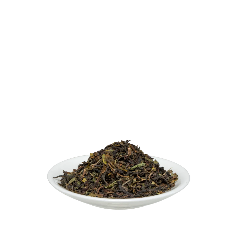 Loser Darjeeling Schwarzer Tee Bio 500g von Schoenenberger – Teeblätter auf weißem Teller