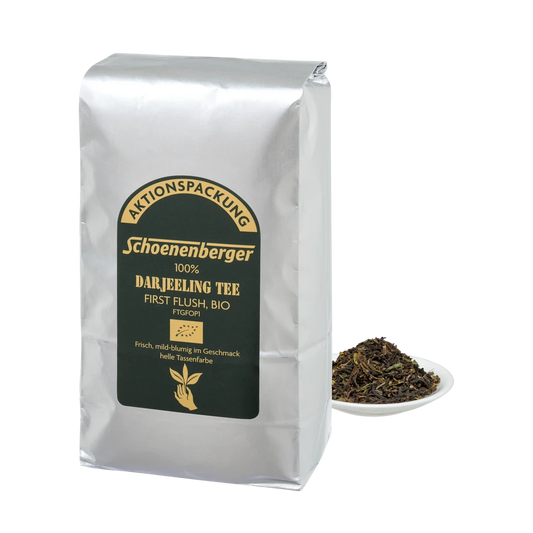 Schoenenberger Darjeeling Schwarzer Tee Bio 500g – Packung mit losem Tee auf Teller
