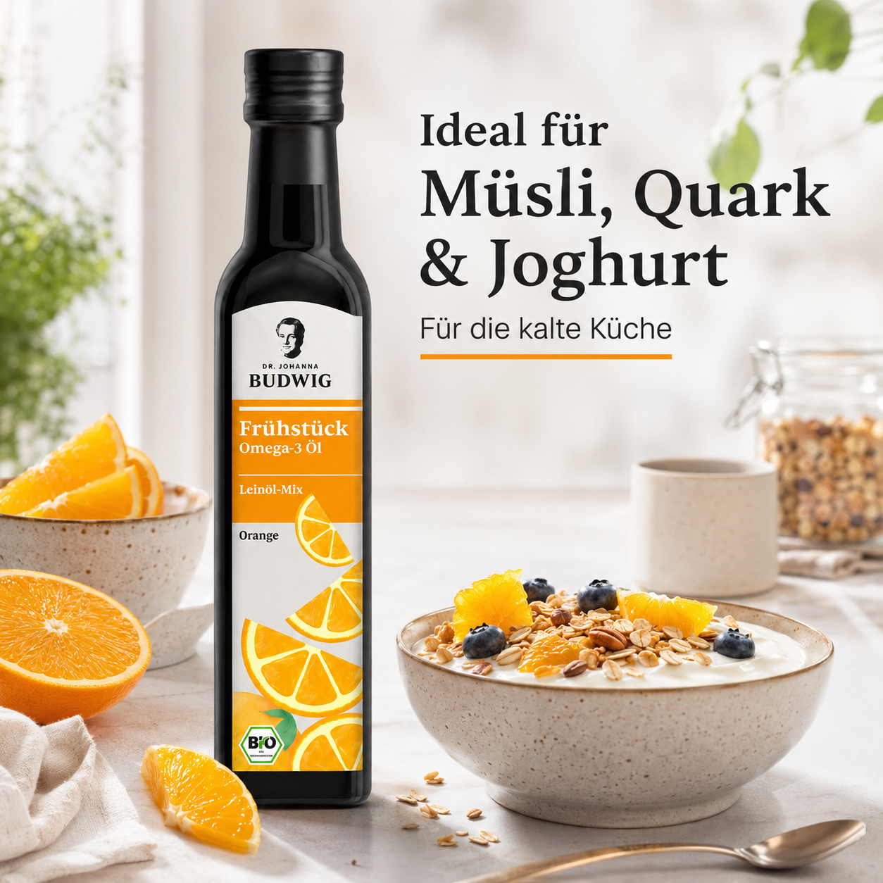 Dr. Budwig Frühstücksöl Orange neben Müsli mit Joghurt, Früchten und Orangenspalten