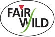Ökologisches „FairWild“-Logo in ovaler Form mit schwarzer Aufschrift „FAIR WILD“, verziert mit einem geschwungenen grünen Halm und einem kleinen roten Dreieck über dem I.