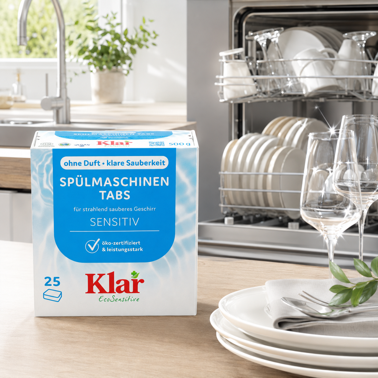 Klar EcoSensitive Spülmaschinen Tabs in heller Küche mit sauberem Geschirr und geöffneter Spülmaschine