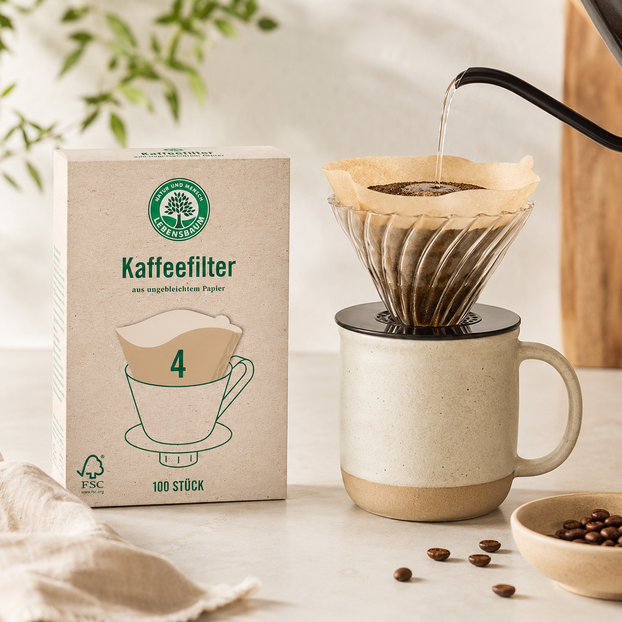 Lebensbaum Kaffeefilter Größe 4 beim Aufbrühen von Filterkaffee im Handfilter