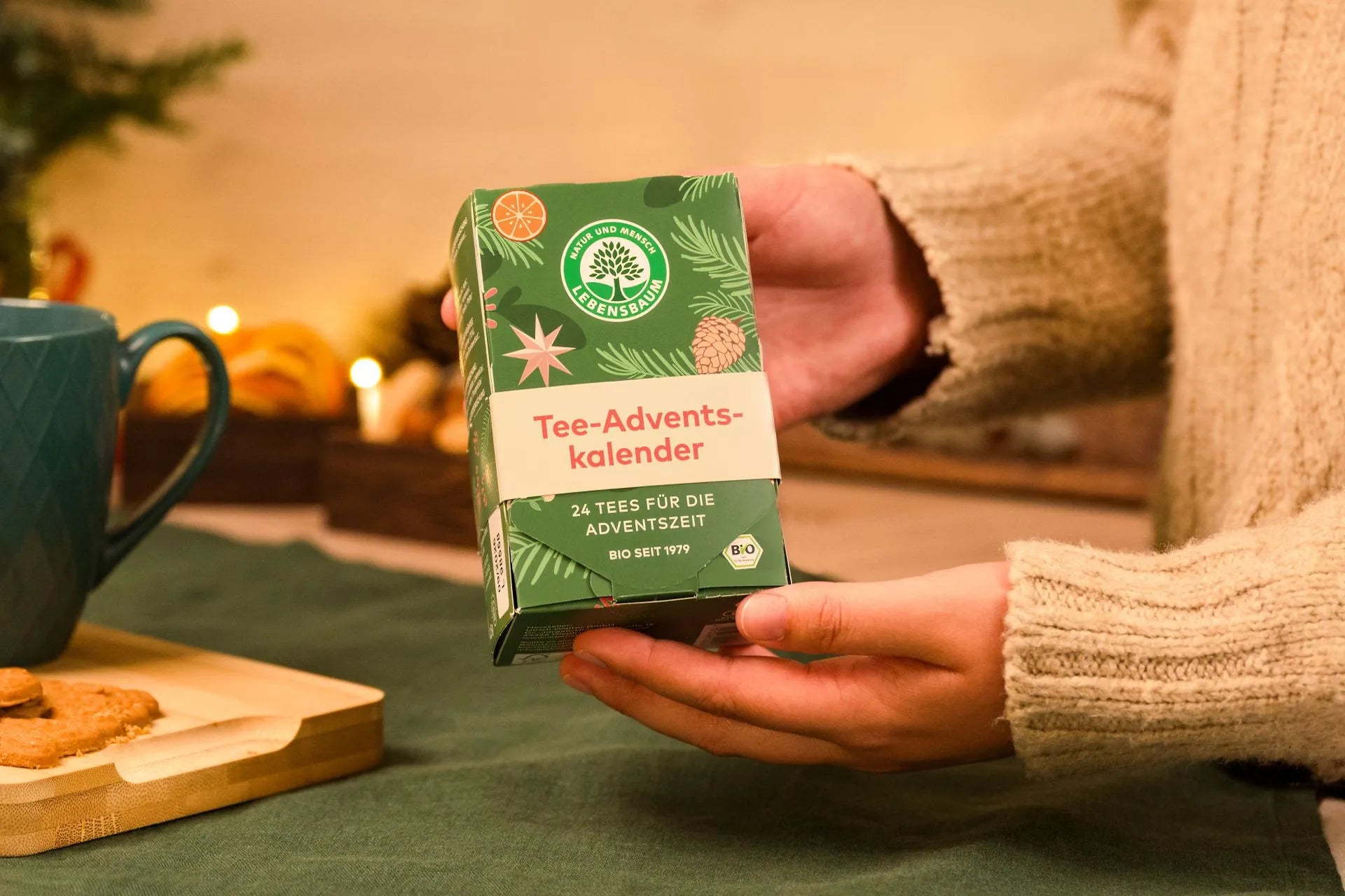 Lebensbaum Tee Adventskalender Bio-Packung mit 24 Tees, von Hand präsentiert