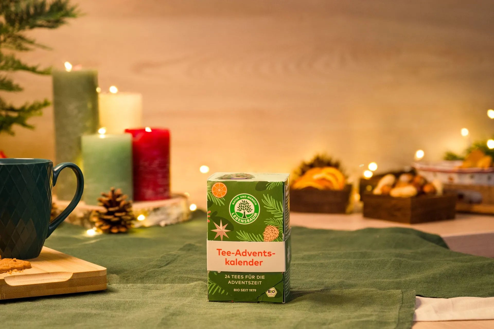 Lebensbaum Tee Adventskalender Verpackung als Bio-Produkt auf weihnachtlich gedecktem Tisch