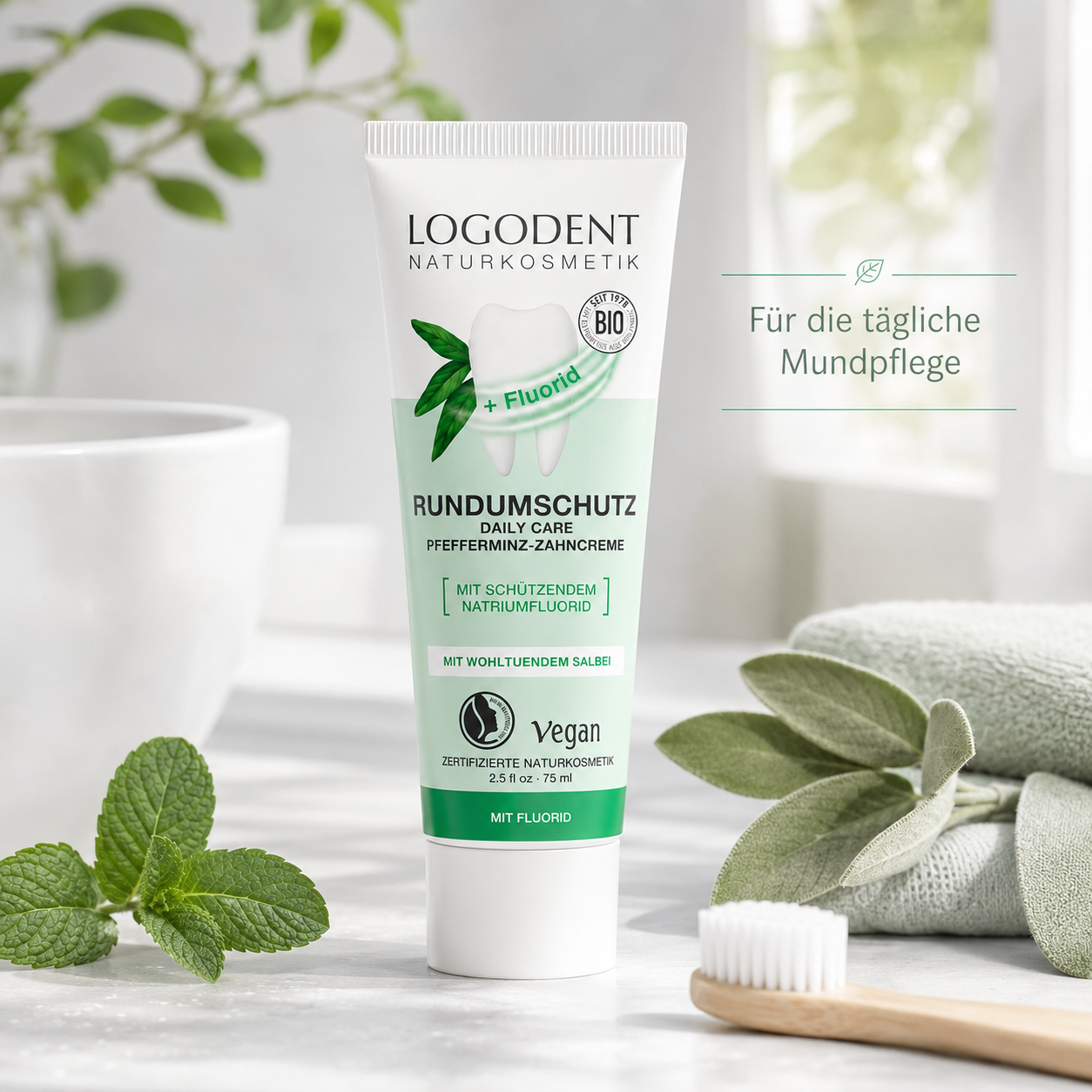 LOGODENT Naturkosmetik Zahncreme im Badezimmer mit Pfefferminze und Salbei für tägliche Mundpflege
