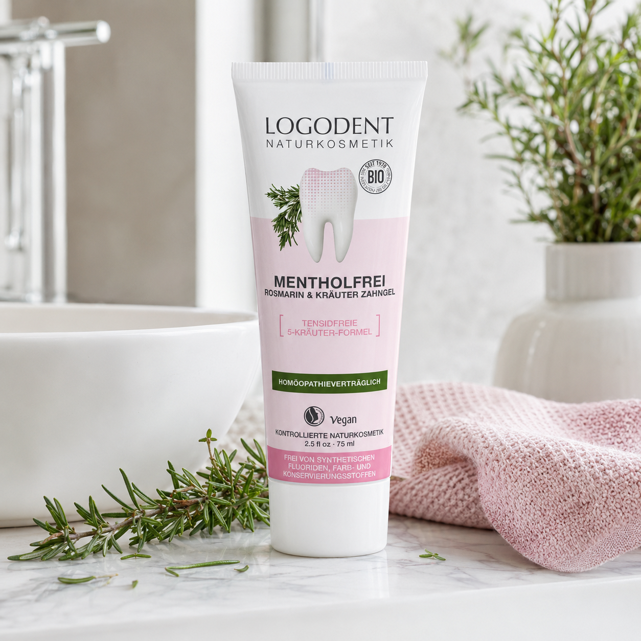 LOGODENT Rosmarin & Kräuter Zahngel als natürliche Zahnpflege im Badezimmer