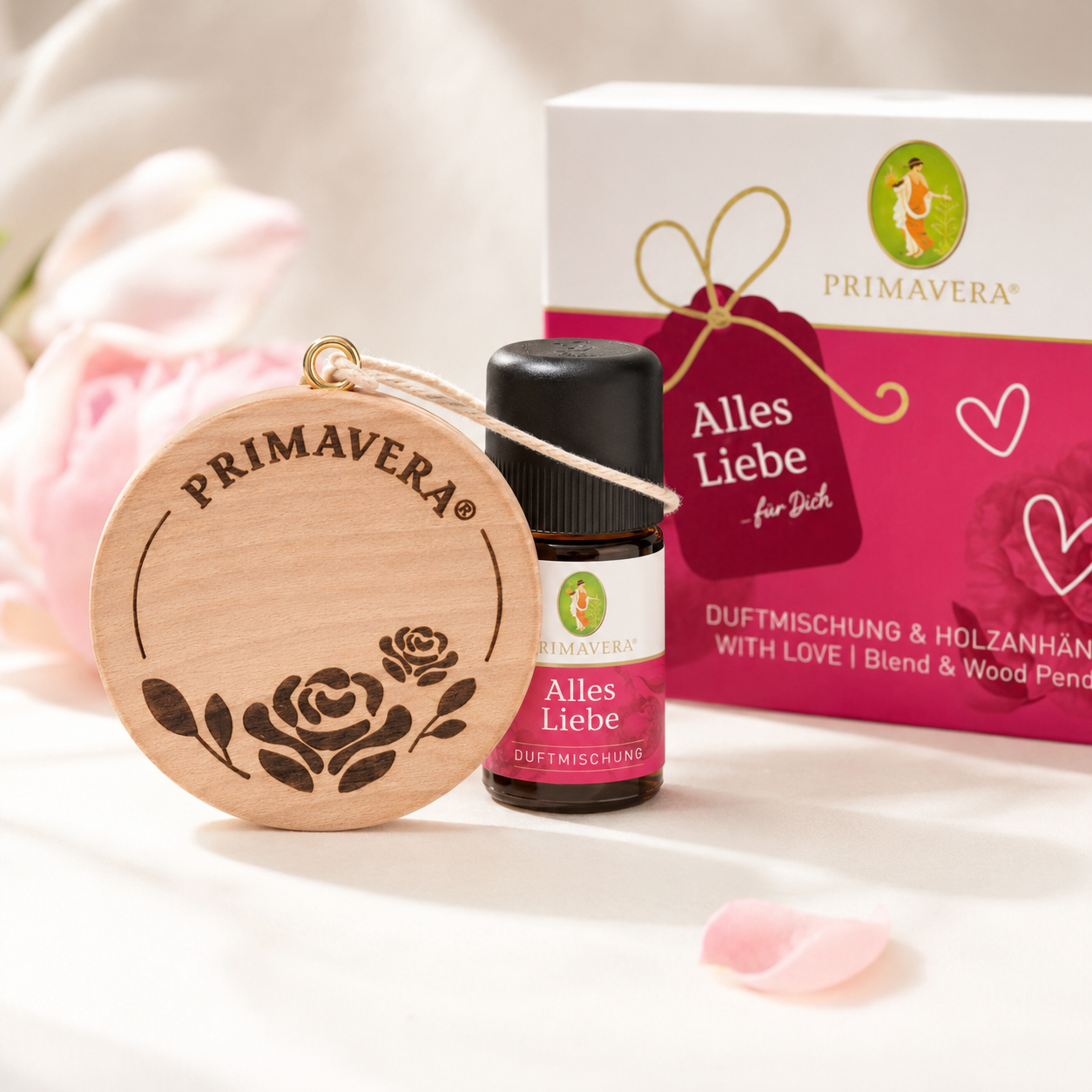 PRIMAVERA Alles Liebe Duftmischung 5 ml mit dekorativem Holzanhänger im Detail