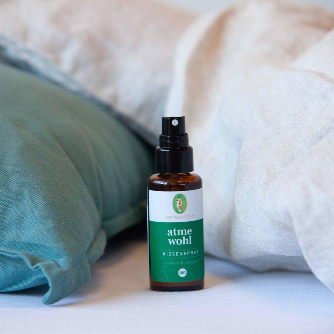 Atmewohl Kissenspray bio von PRIMAVERA – platzsparend neben Kissen im Schlafzimmer, ideal zum Einschlafen und Entspannen