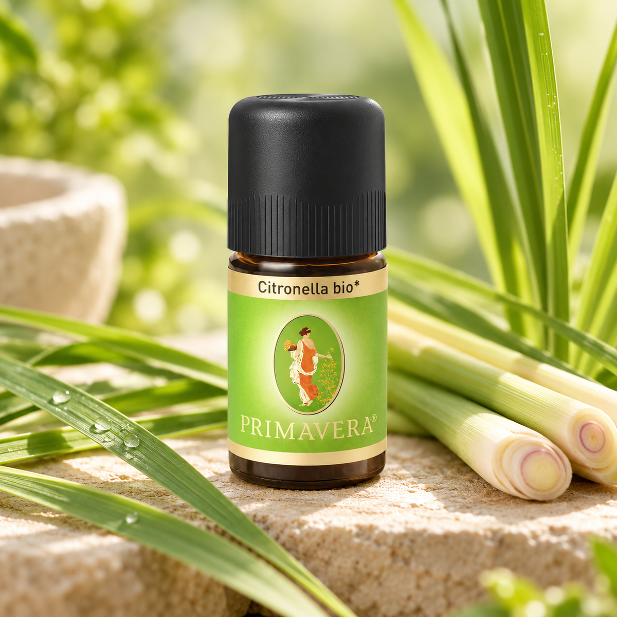 PRIMAVERA Citronella bio ätherisches Öl in natürlicher Umgebung mit grünen Citronella-Blättern