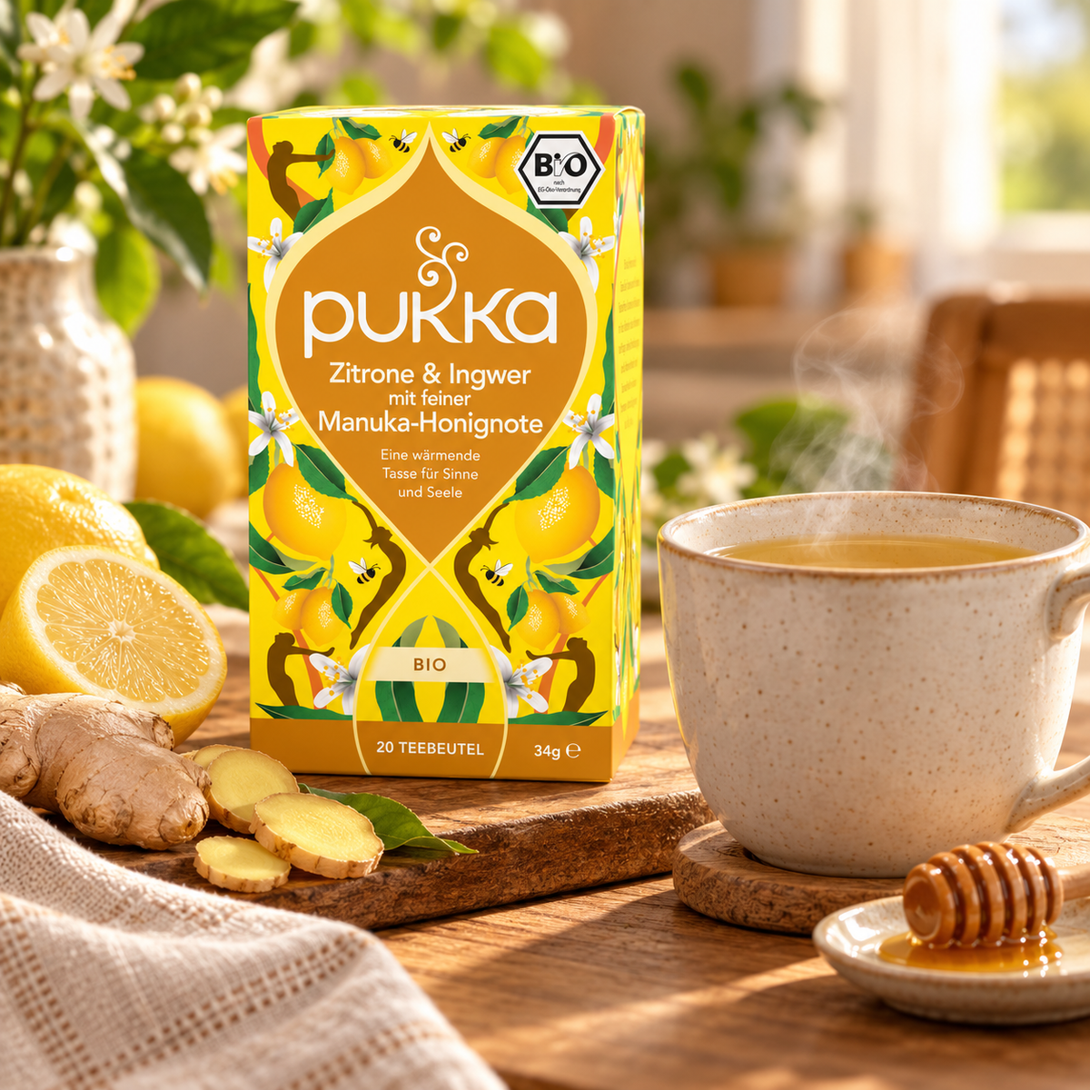 Pukka Zitrone & Ingwer Tee mit dampfender Tasse, Zitrone, Ingwer und Honig in gemütlicher Atmosphäre