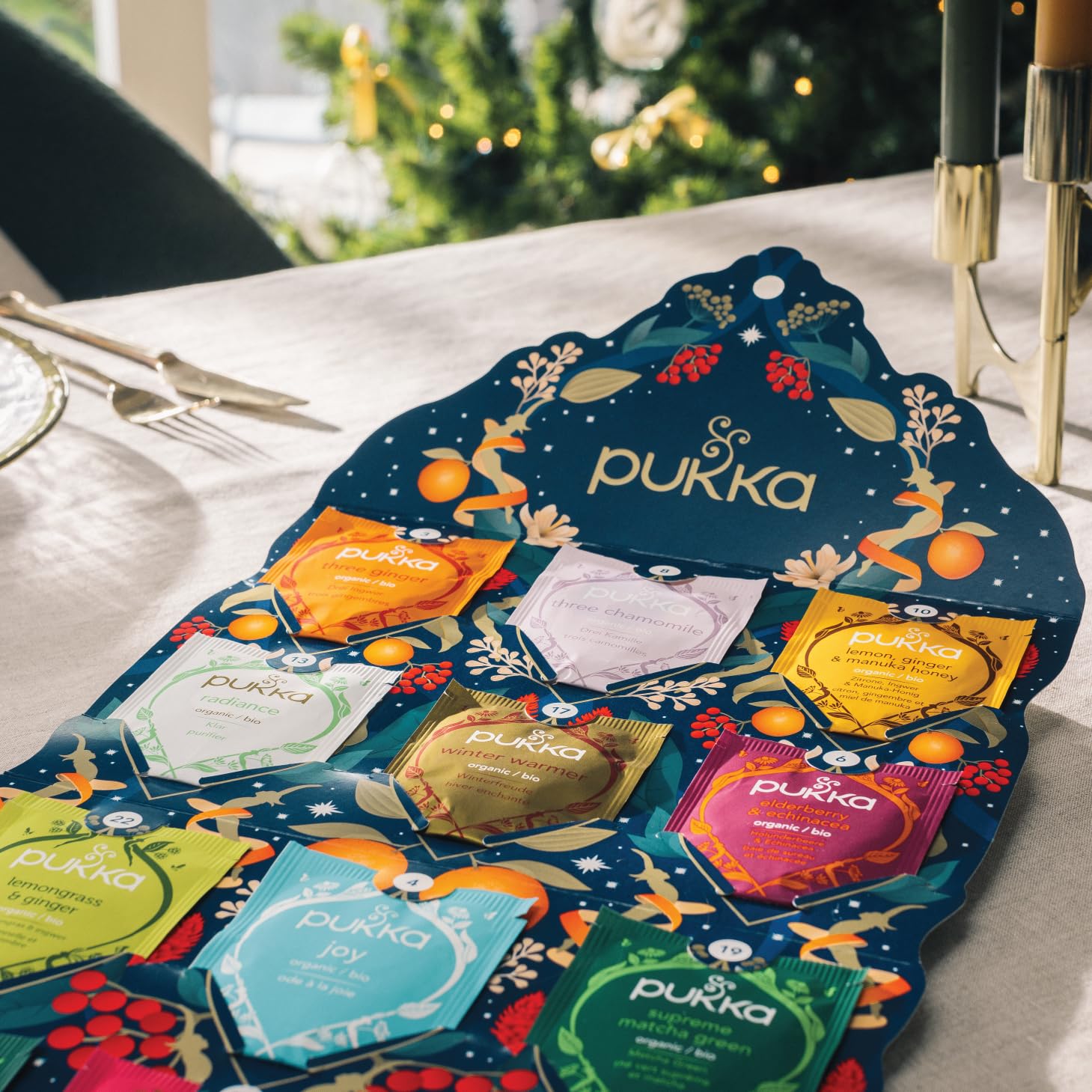 Pukka Tee Adventskalender geöffnet mit 24 Bio-Teebeuteln in verschiedenen Sorten