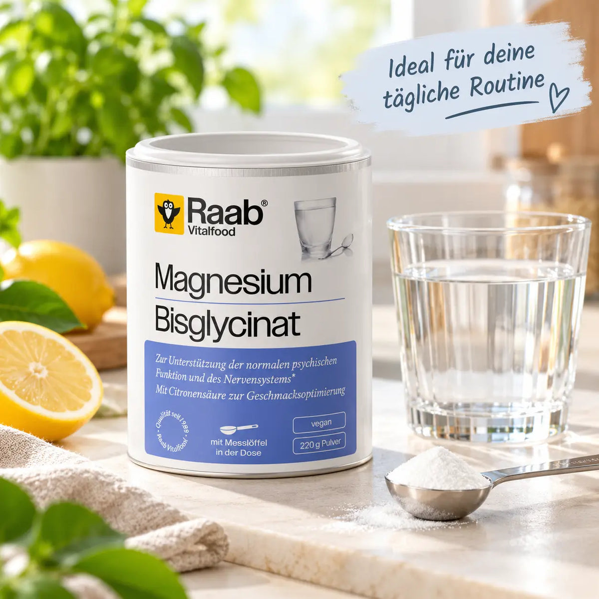 Raab Magnesiumbisglycinat Pulver mit Glas Wasser und Messlöffel in einer hellen Küche
