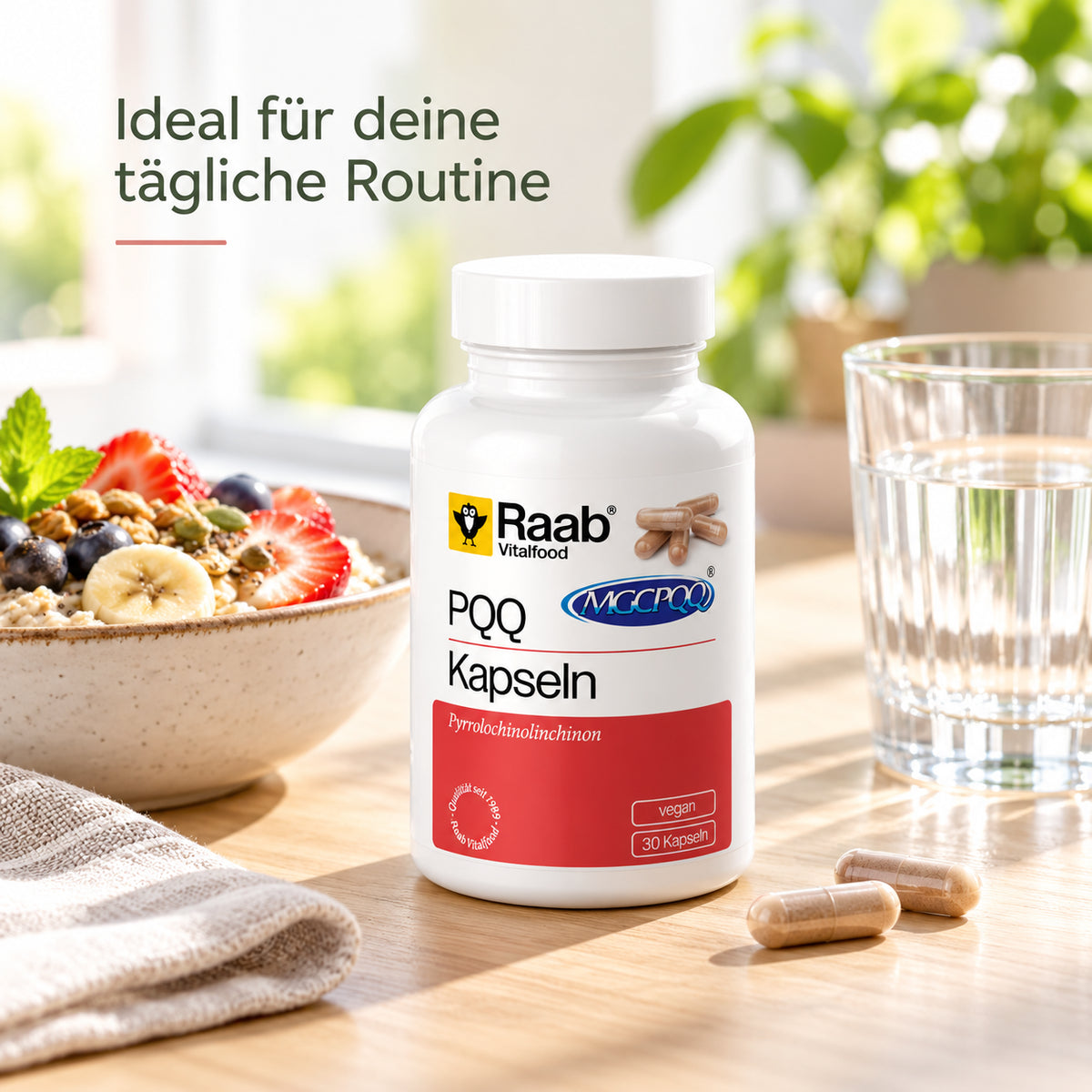 Raab Vitalfood PQQ Kapseln mit Wasser als Teil der täglichen Routine