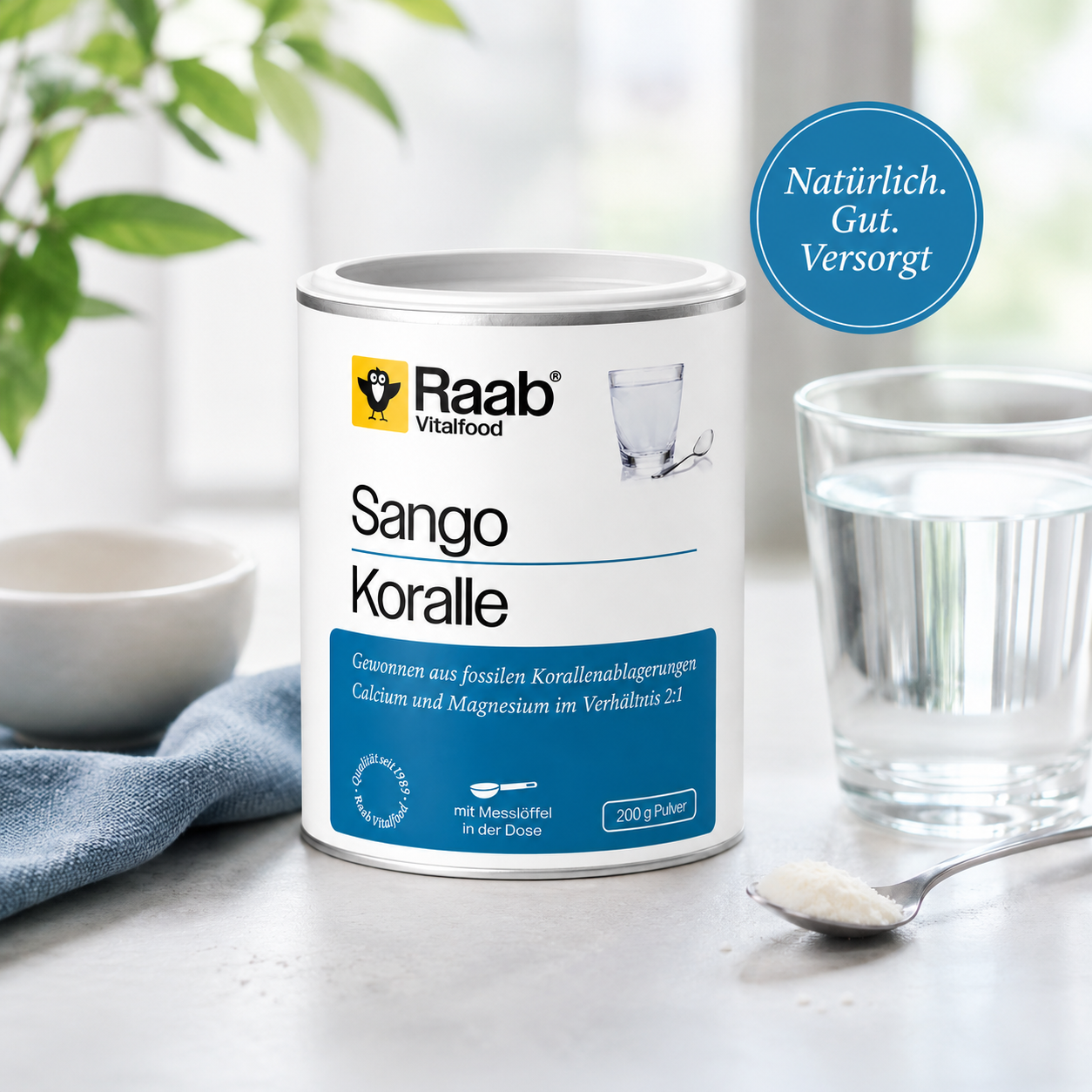 Raab Vitalfood Sango Koralle Pulver mit Glas Wasser und Messlöffel