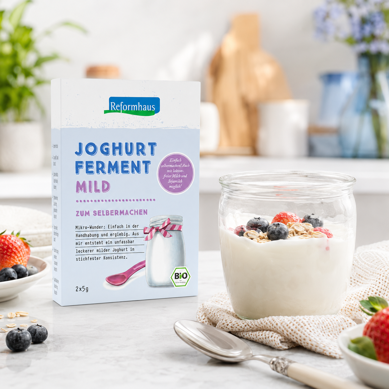 Reformhaus Joghurt Ferment Mild bio auf Küchenarbeitsplatte mit selbstgemachtem Joghurt Beeren und Müsli