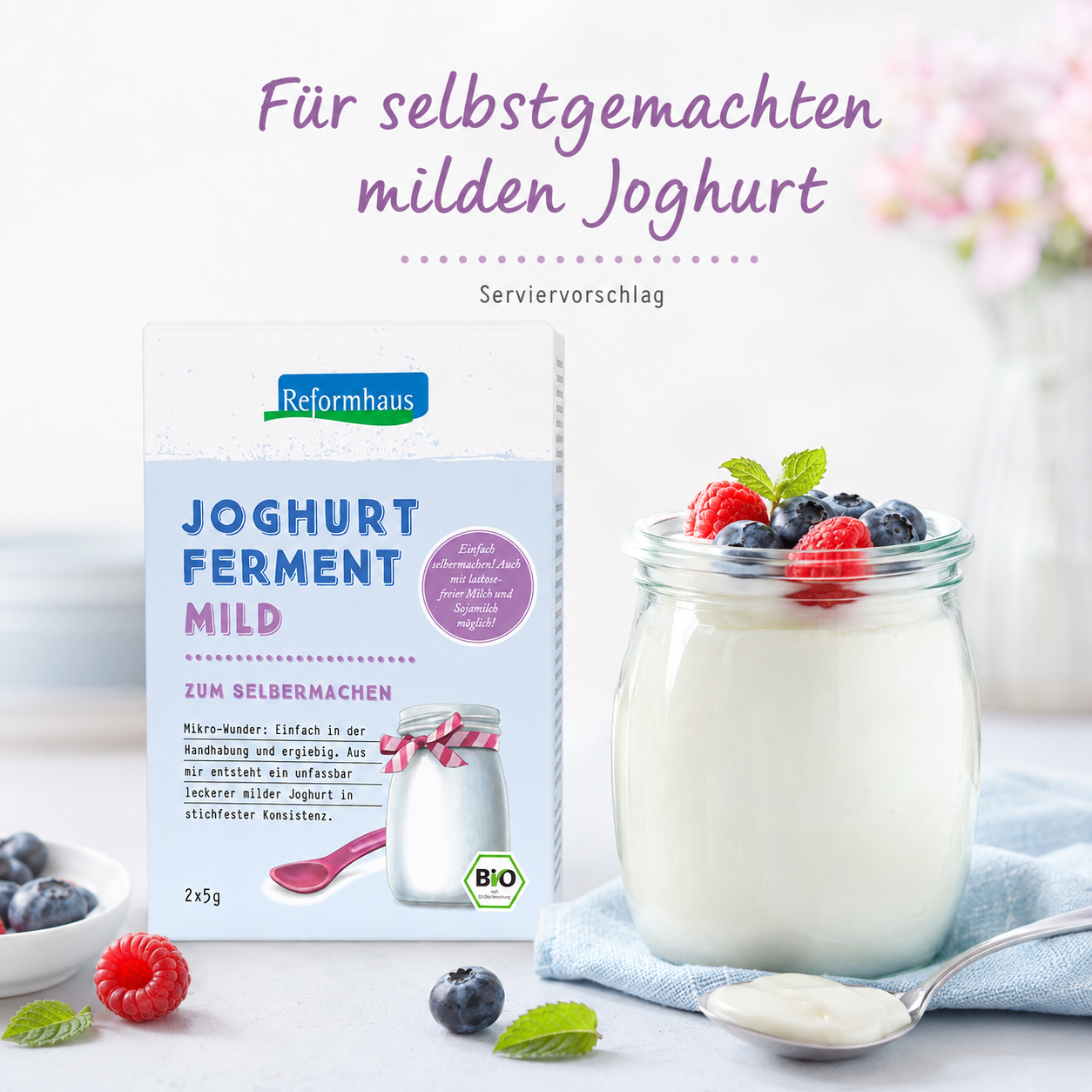 Reformhaus Joghurt Ferment Mild bio mit selbstgemachtem milden Joghurt im Glas und frischen Beeren als Serviervorschlag