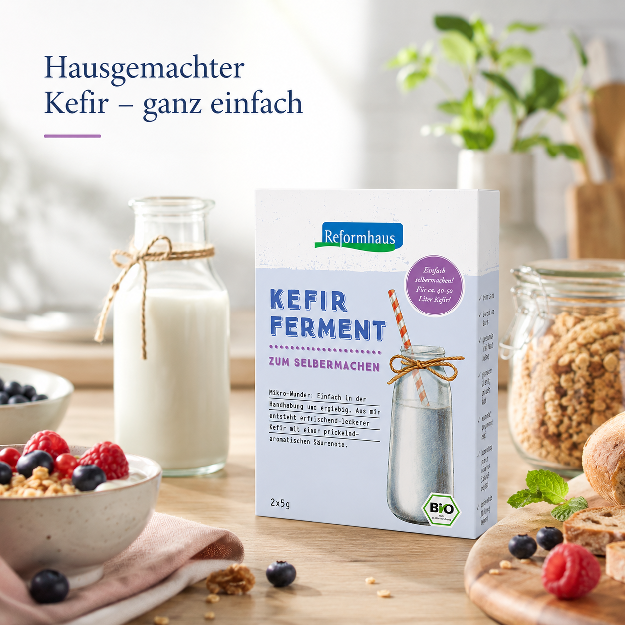 Reformhaus Kefir Ferment mild bio in heller Frühstücksszene mit hausgemachtem Kefir, Beeren und Müsli
