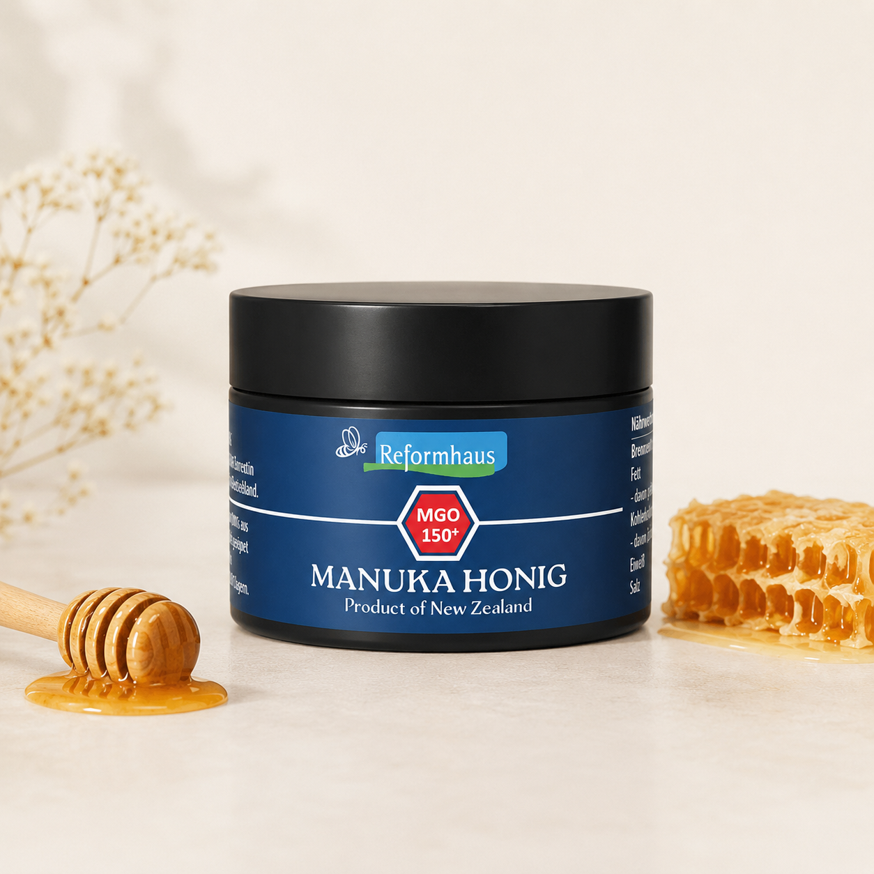 Reformhaus Manuka Honig MGO 150+ in heller Produktinszenierung mit Honigwabe, Blüten und Holzlöffel