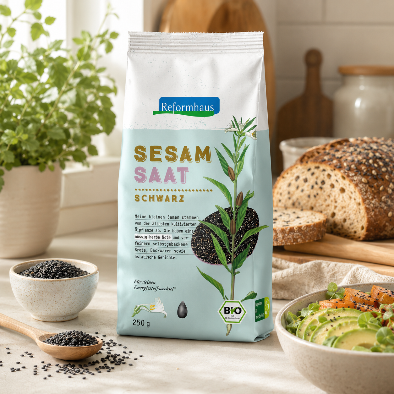 Reformhaus Sesamsaat schwarz Bio 250 g in einer hellen Küche mit Brot, Bowl und schwarzen Sesamkörnern