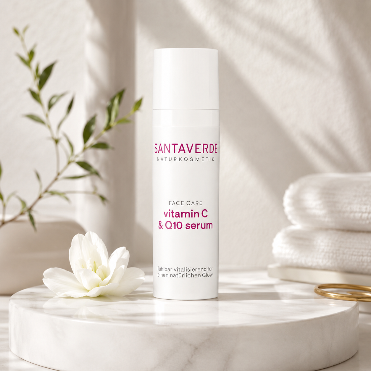 Santaverde vitamin C & Q10 Serum in natürlicher Wellness-Atmosphäre