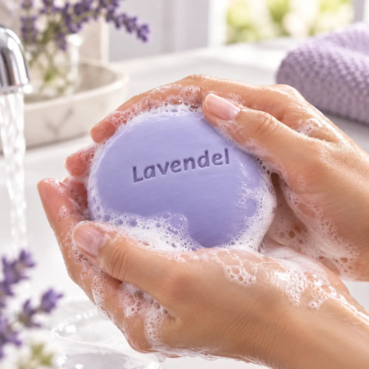 Speick Badeseife Lavendel beim Aufschäumen in den Händen mit feinem Seifenschaum
