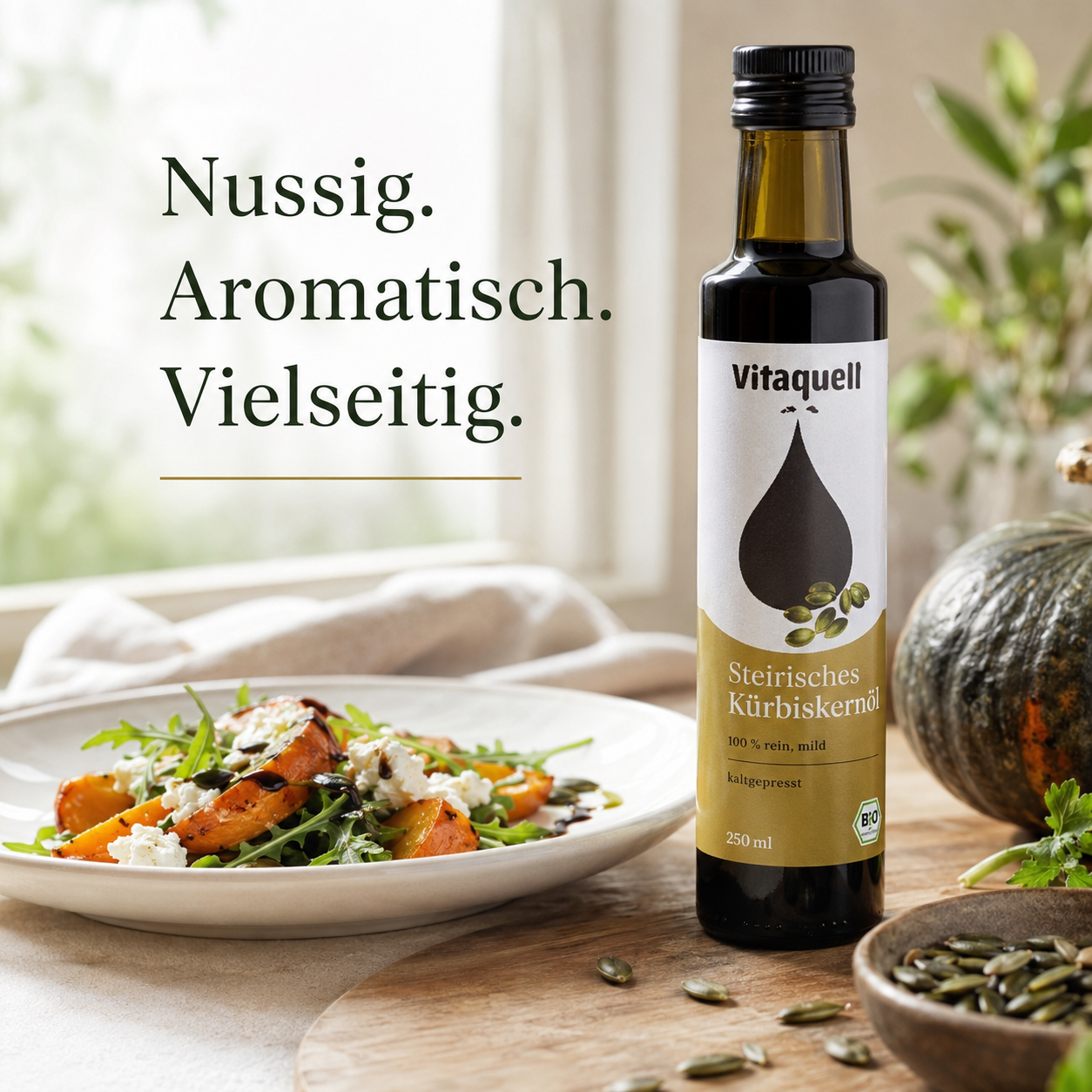 Vitaquell Steirisches Kürbiskernöl neben Salat, Kürbis und gerösteten Kürbiskernen