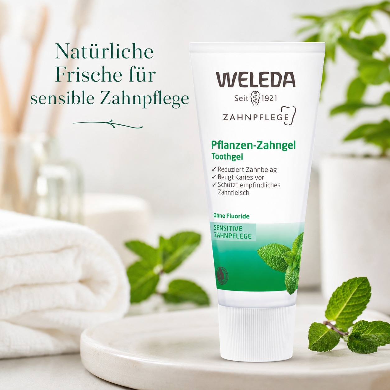 WELEDA Pflanzen-Zahngel 75 ml in natürlicher Badezimmerkulisse mit frischen Minzblättern