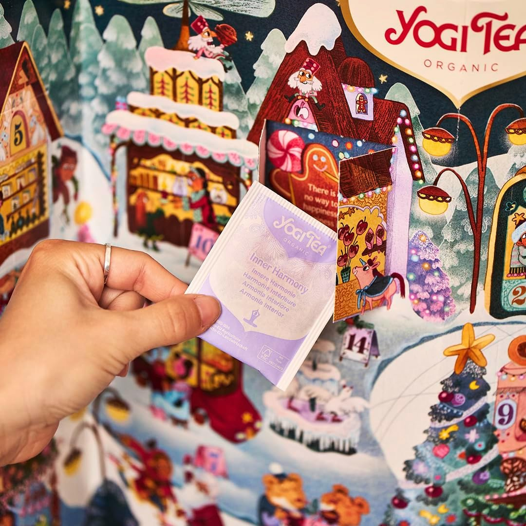 Yogi Tea Adventskalender 2025 mit geöffnetem Türchen und Teebeutel Innere Harmonie