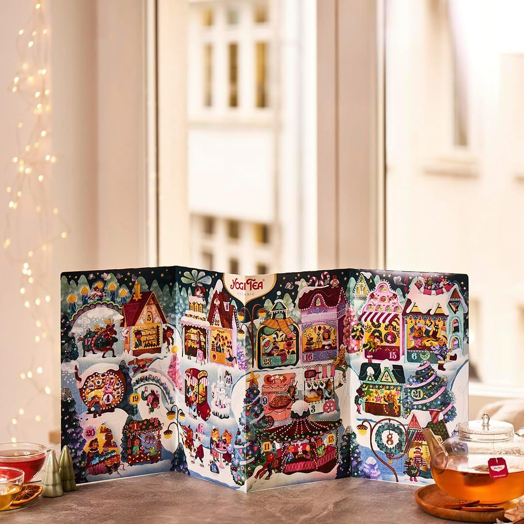 Yogi Tea Adventskalender 2025 aufgestellt im Wohnzimmer mit festlicher Beleuchtung